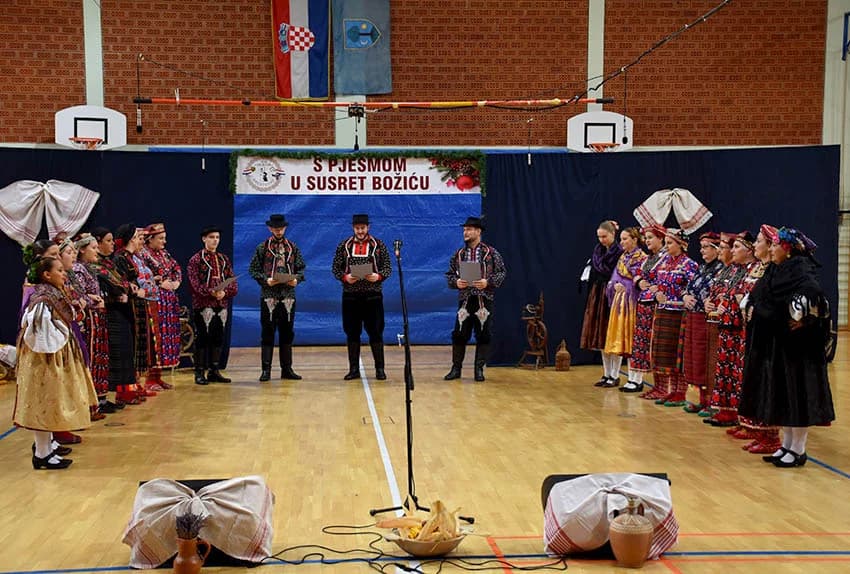 TRADICIJA U BRESTOVCU: Folkloraši, tamburaši i pjevači pjevali u susret Božiću