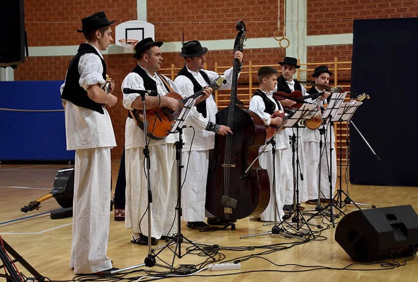 TRADICIJA U BRESTOVCU: Folkloraši, tamburaši i pjevači pjevali u susret Božiću