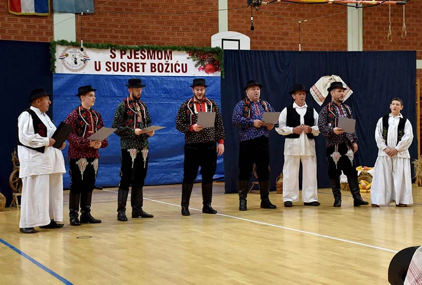 TRADICIJA U BRESTOVCU: Folkloraši, tamburaši i pjevači pjevali u susret Božiću