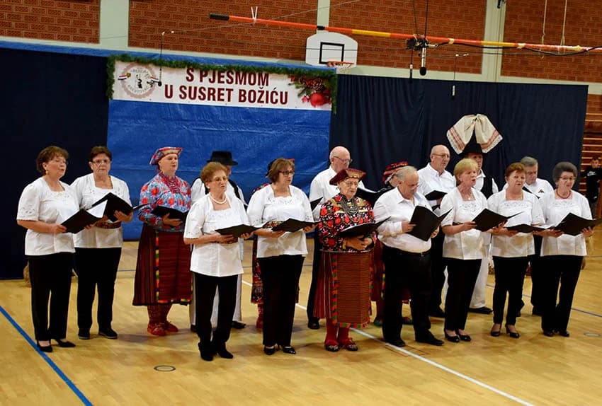 TRADICIJA U BRESTOVCU: Folkloraši, tamburaši i pjevači pjevali u susret Božiću