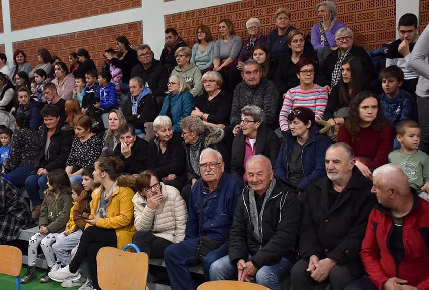 TRADICIJA U BRESTOVCU: Folkloraši, tamburaši i pjevači pjevali u susret Božiću