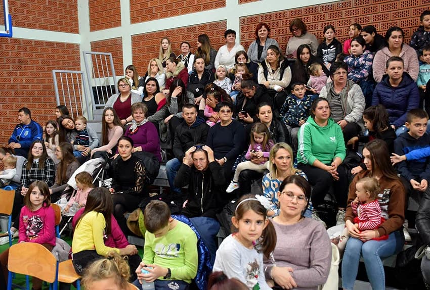 TRADICIJA U BRESTOVCU: Folkloraši, tamburaši i pjevači pjevali u susret Božiću
