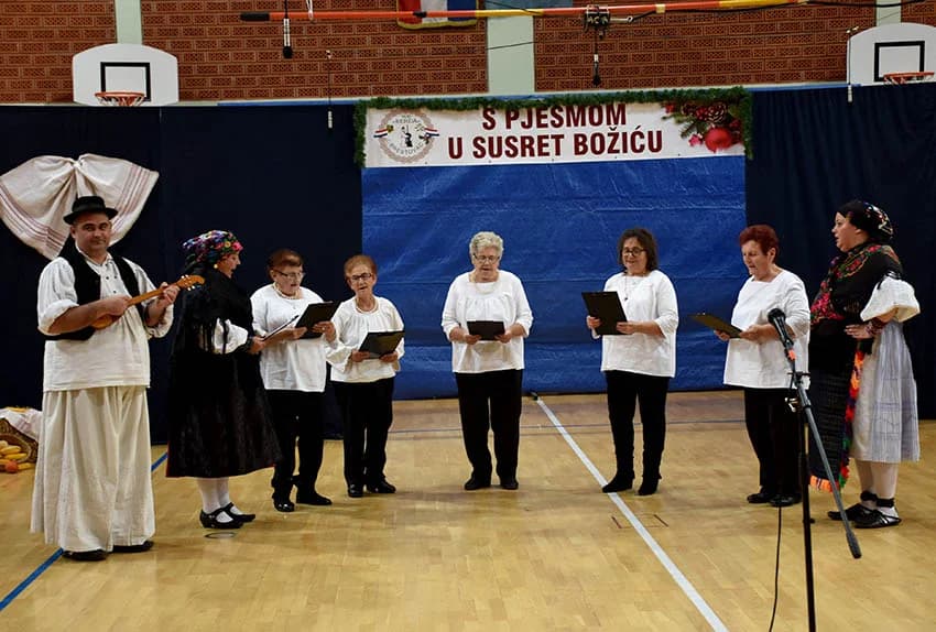 TRADICIJA U BRESTOVCU: Folkloraši, tamburaši i pjevači pjevali u susret Božiću