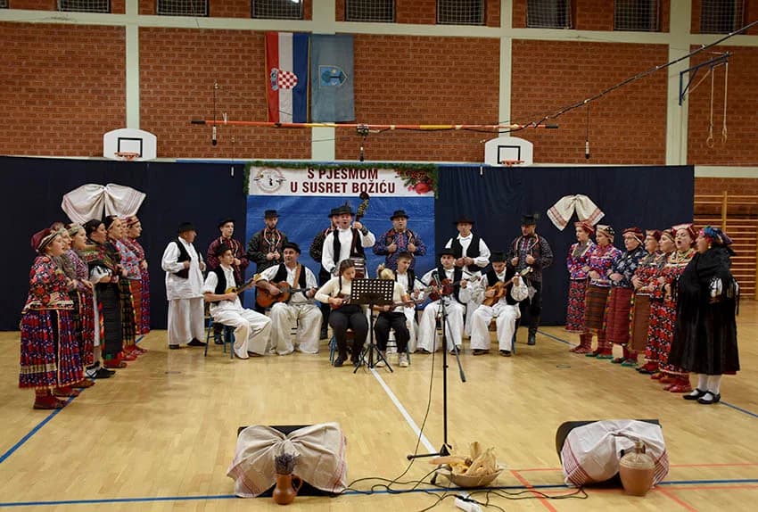 TRADICIJA U BRESTOVCU: Folkloraši, tamburaši i pjevači pjevali u susret Božiću