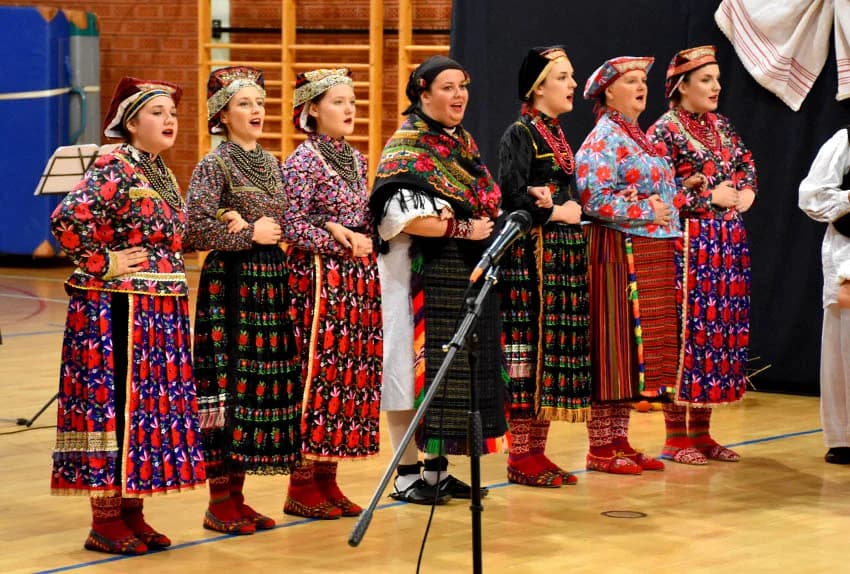 TRADICIJA U BRESTOVCU: Folkloraši, tamburaši i pjevači pjevali u susret Božiću