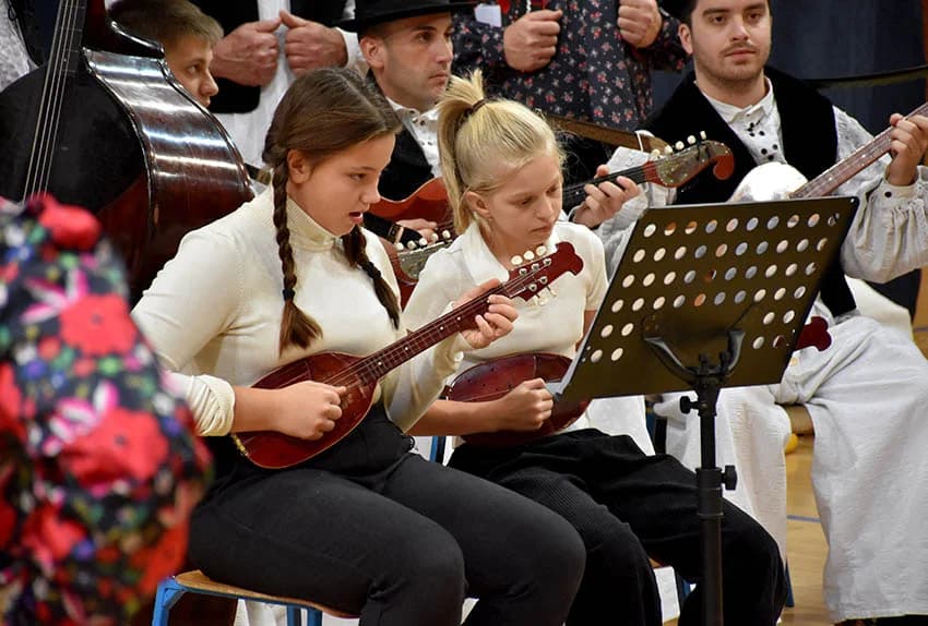 TRADICIJA U BRESTOVCU: Folkloraši, tamburaši i pjevači pjevali u susret Božiću