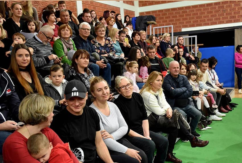 TRADICIJA U BRESTOVCU: Folkloraši, tamburaši i pjevači pjevali u susret Božiću