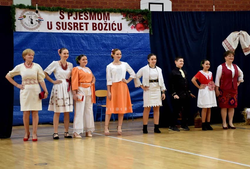 TRADICIJA U BRESTOVCU: Folkloraši, tamburaši i pjevači pjevali u susret Božiću