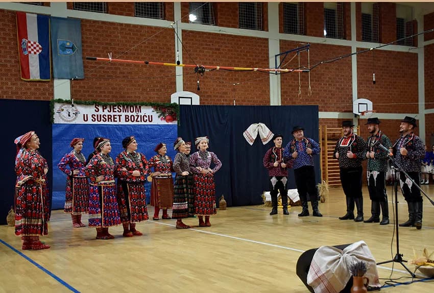 TRADICIJA U BRESTOVCU: Folkloraši, tamburaši i pjevači pjevali u susret Božiću