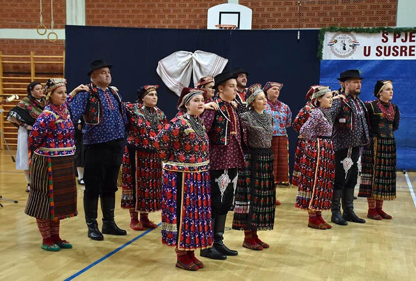 TRADICIJA U BRESTOVCU: Folkloraši, tamburaši i pjevači pjevali u susret Božiću