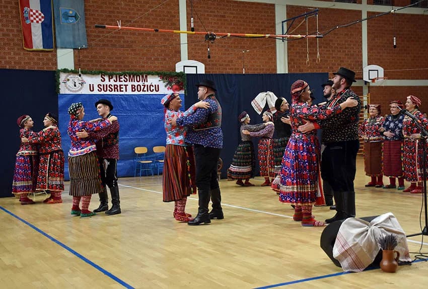 TRADICIJA U BRESTOVCU: Folkloraši, tamburaši i pjevači pjevali u susret Božiću