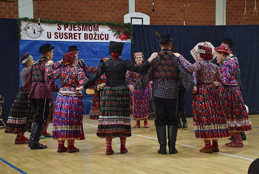TRADICIJA U BRESTOVCU: Folkloraši, tamburaši i pjevači pjevali u susret Božiću