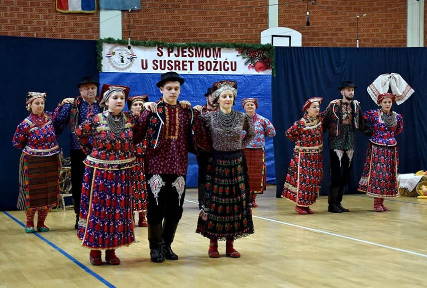 TRADICIJA U BRESTOVCU: Folkloraši, tamburaši i pjevači pjevali u susret Božiću