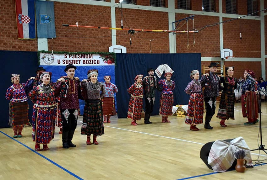 TRADICIJA U BRESTOVCU: Folkloraši, tamburaši i pjevači pjevali u susret Božiću
