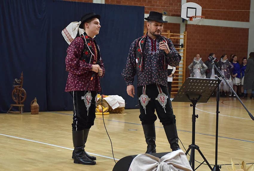 TRADICIJA U BRESTOVCU: Folkloraši, tamburaši i pjevači pjevali u susret Božiću