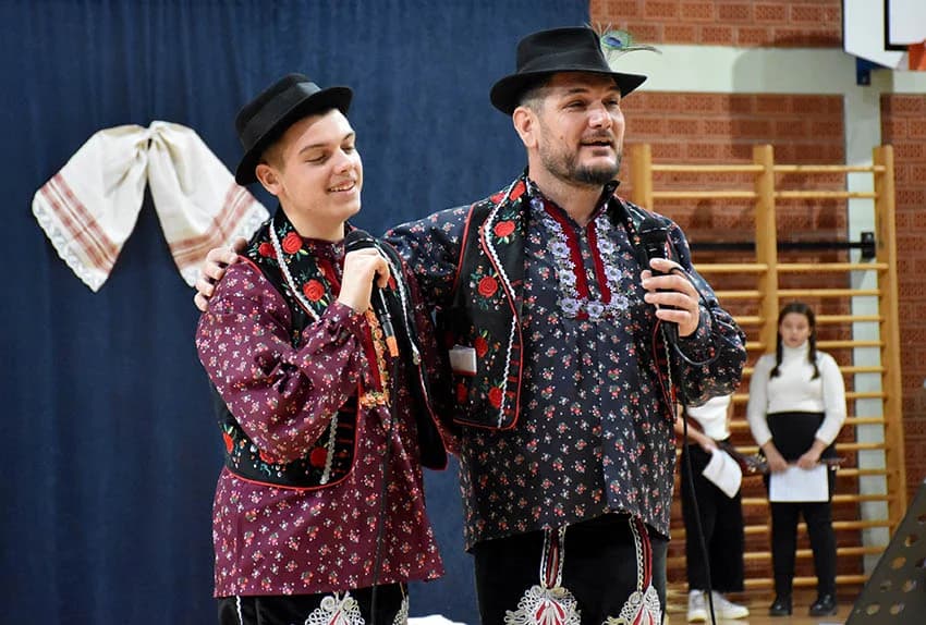 TRADICIJA U BRESTOVCU: Folkloraši, tamburaši i pjevači pjevali u susret Božiću