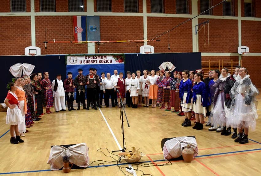TRADICIJA U BRESTOVCU: Folkloraši, tamburaši i pjevači pjevali u susret Božiću