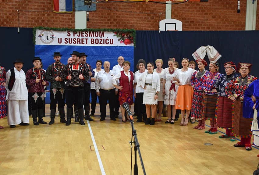 TRADICIJA U BRESTOVCU: Folkloraši, tamburaši i pjevači pjevali u susret Božiću