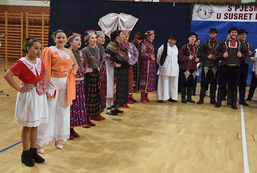 TRADICIJA U BRESTOVCU: Folkloraši, tamburaši i pjevači pjevali u susret Božiću