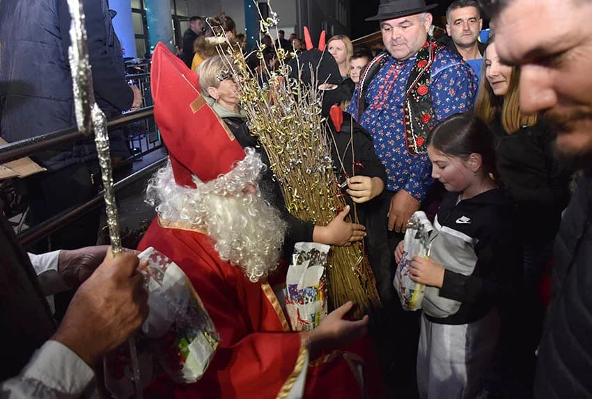 TRADICIJA U BRESTOVCU: Folkloraši, tamburaši i pjevači pjevali u susret Božiću