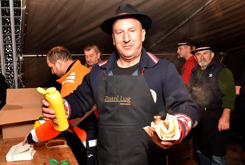 TRADICIJA U BRESTOVCU: Folkloraši, tamburaši i pjevači pjevali u susret Božiću