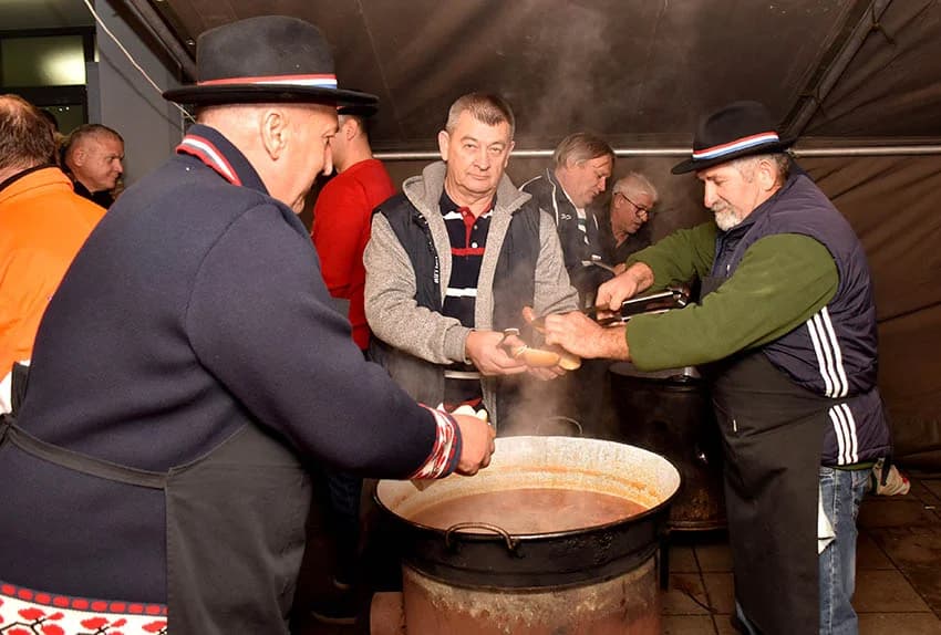 TRADICIJA U BRESTOVCU: Folkloraši, tamburaši i pjevači pjevali u susret Božiću
