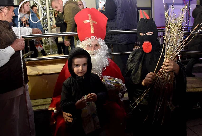 TRADICIJA U BRESTOVCU: Folkloraši, tamburaši i pjevači pjevali u susret Božiću