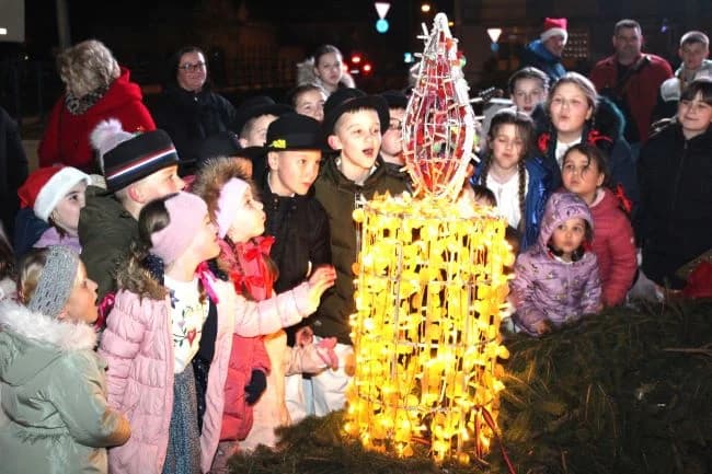 POČETAK ADVENTSKOG PROGRAMA U PLETERNICI: Paljenje prve adventske svijeće i koncert „Posegane“