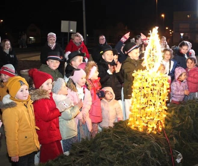 POČETAK ADVENTSKOG PROGRAMA U PLETERNICI: Paljenje prve adventske svijeće i koncert „Posegane“
