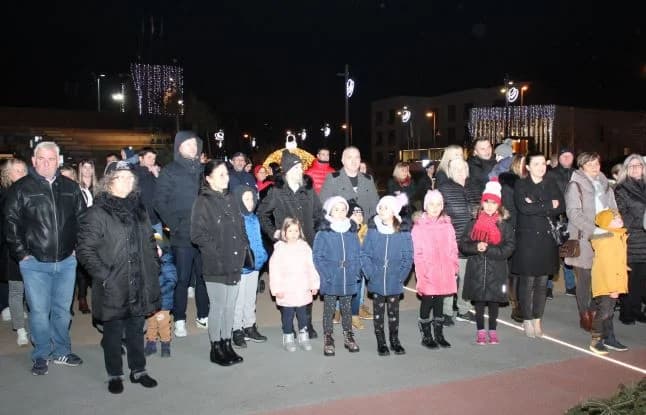 POČETAK ADVENTSKOG PROGRAMA U PLETERNICI: Paljenje prve adventske svijeće i koncert „Posegane“