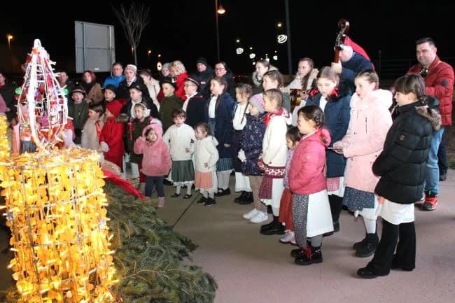 POČETAK ADVENTSKOG PROGRAMA U PLETERNICI: Paljenje prve adventske svijeće i koncert „Posegane“