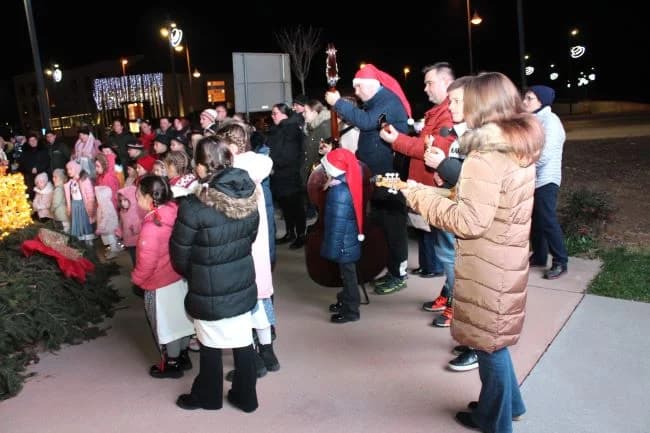 POČETAK ADVENTSKOG PROGRAMA U PLETERNICI: Paljenje prve adventske svijeće i koncert „Posegane“