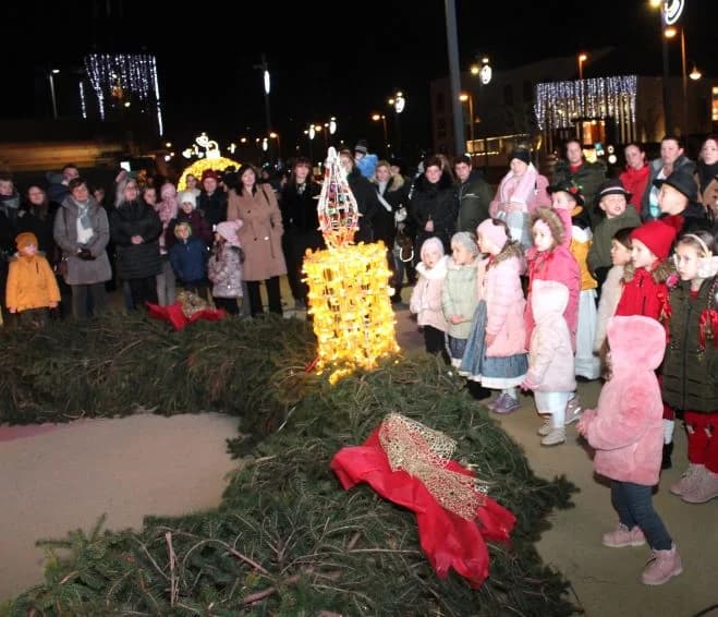 POČETAK ADVENTSKOG PROGRAMA U PLETERNICI: Paljenje prve adventske svijeće i koncert „Posegane“