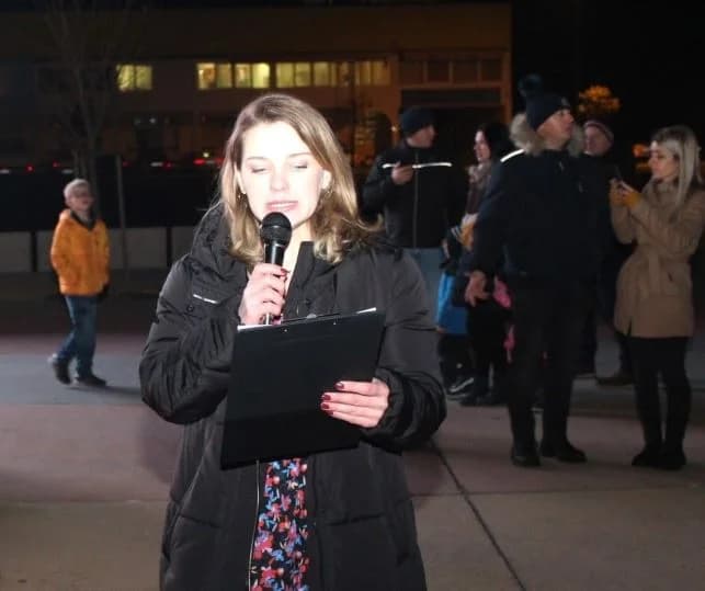 POČETAK ADVENTSKOG PROGRAMA U PLETERNICI: Paljenje prve adventske svijeće i koncert „Posegane“