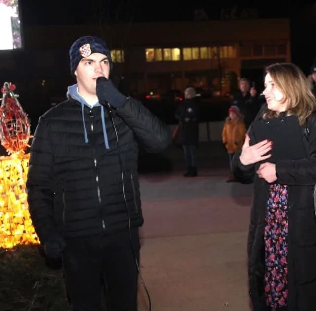 POČETAK ADVENTSKOG PROGRAMA U PLETERNICI: Paljenje prve adventske svijeće i koncert „Posegane“