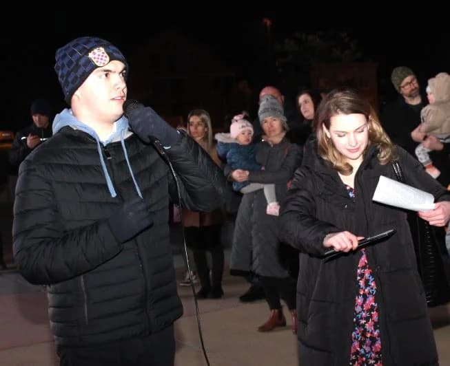 POČETAK ADVENTSKOG PROGRAMA U PLETERNICI: Paljenje prve adventske svijeće i koncert „Posegane“