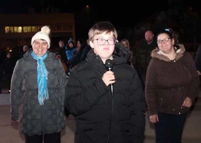 POČETAK ADVENTSKOG PROGRAMA U PLETERNICI: Paljenje prve adventske svijeće i koncert „Posegane“