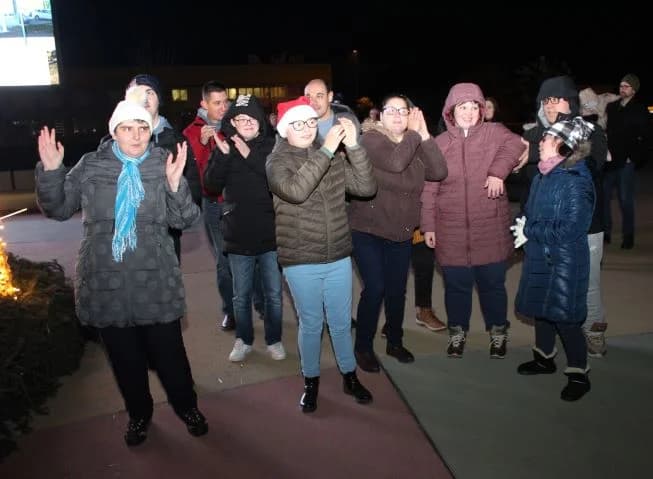 POČETAK ADVENTSKOG PROGRAMA U PLETERNICI: Paljenje prve adventske svijeće i koncert „Posegane“