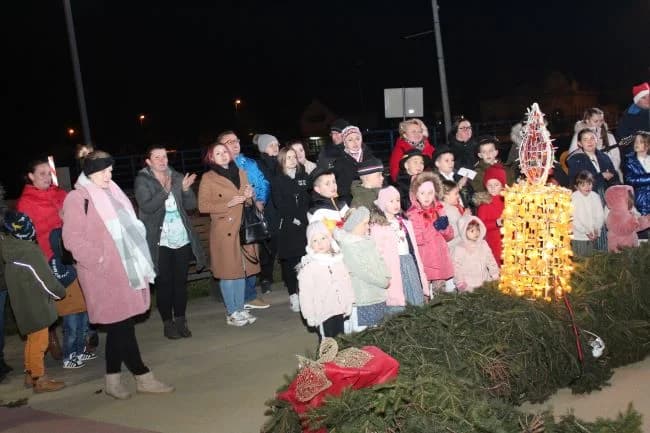 POČETAK ADVENTSKOG PROGRAMA U PLETERNICI: Paljenje prve adventske svijeće i koncert „Posegane“