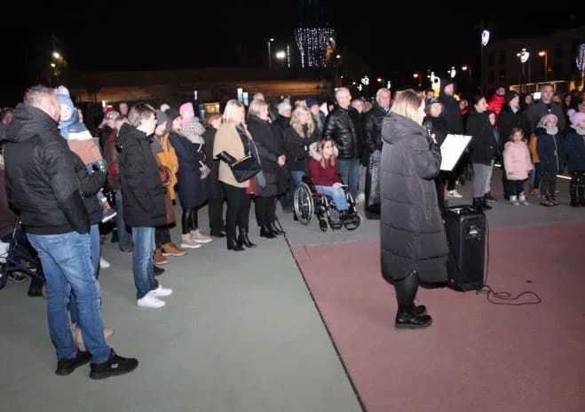 POČETAK ADVENTSKOG PROGRAMA U PLETERNICI: Paljenje prve adventske svijeće i koncert „Posegane“