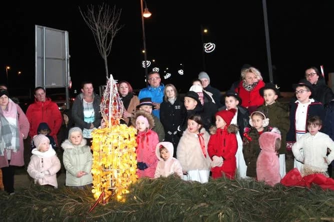 POČETAK ADVENTSKOG PROGRAMA U PLETERNICI: Paljenje prve adventske svijeće i koncert „Posegane“