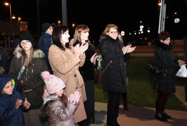 POČETAK ADVENTSKOG PROGRAMA U PLETERNICI: Paljenje prve adventske svijeće i koncert „Posegane“