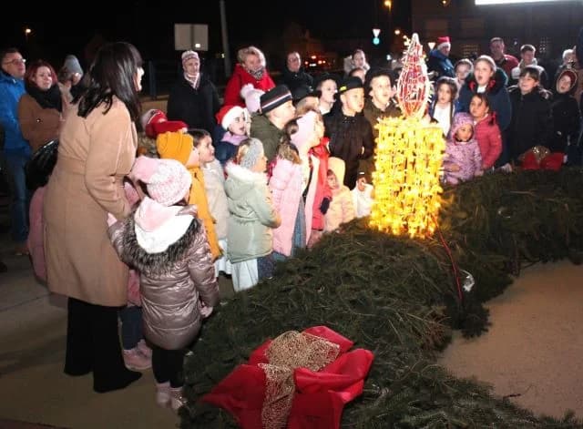 POČETAK ADVENTSKOG PROGRAMA U PLETERNICI: Paljenje prve adventske svijeće i koncert „Posegane“
