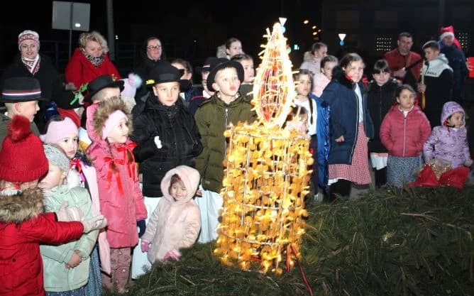 POČETAK ADVENTSKOG PROGRAMA U PLETERNICI: Paljenje prve adventske svijeće i koncert „Posegane“