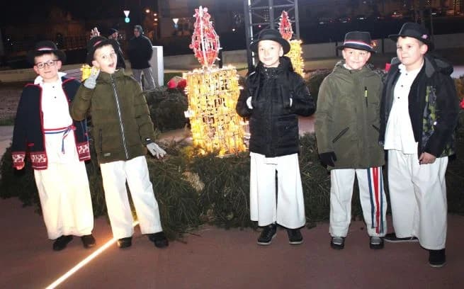 POČETAK ADVENTSKOG PROGRAMA U PLETERNICI: Paljenje prve adventske svijeće i koncert „Posegane“