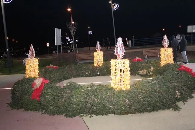 POČETAK ADVENTSKOG PROGRAMA U PLETERNICI: Paljenje prve adventske svijeće i koncert „Posegane“