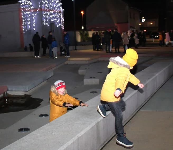 POČETAK ADVENTSKOG PROGRAMA U PLETERNICI: Paljenje prve adventske svijeće i koncert „Posegane“