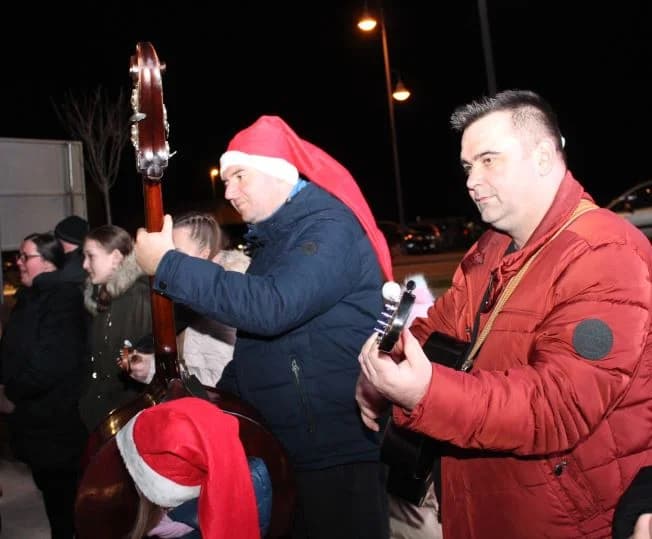 POČETAK ADVENTSKOG PROGRAMA U PLETERNICI: Paljenje prve adventske svijeće i koncert „Posegane“
