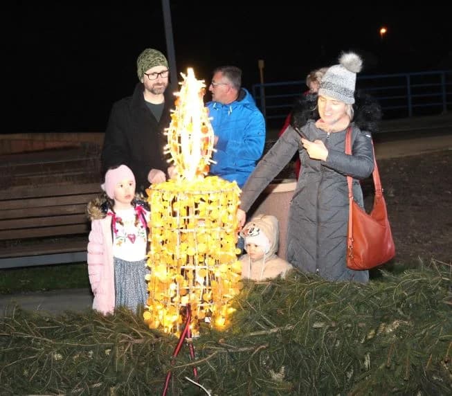 POČETAK ADVENTSKOG PROGRAMA U PLETERNICI: Paljenje prve adventske svijeće i koncert „Posegane“
