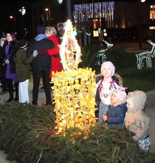 POČETAK ADVENTSKOG PROGRAMA U PLETERNICI: Paljenje prve adventske svijeće i koncert „Posegane“